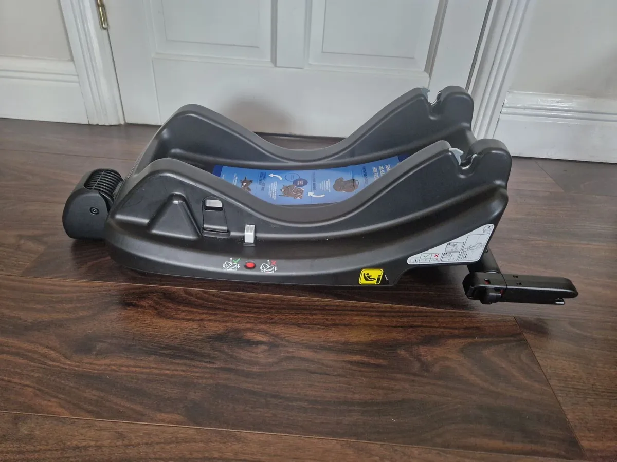 Graco car seat and ISOFIX base - Image 2