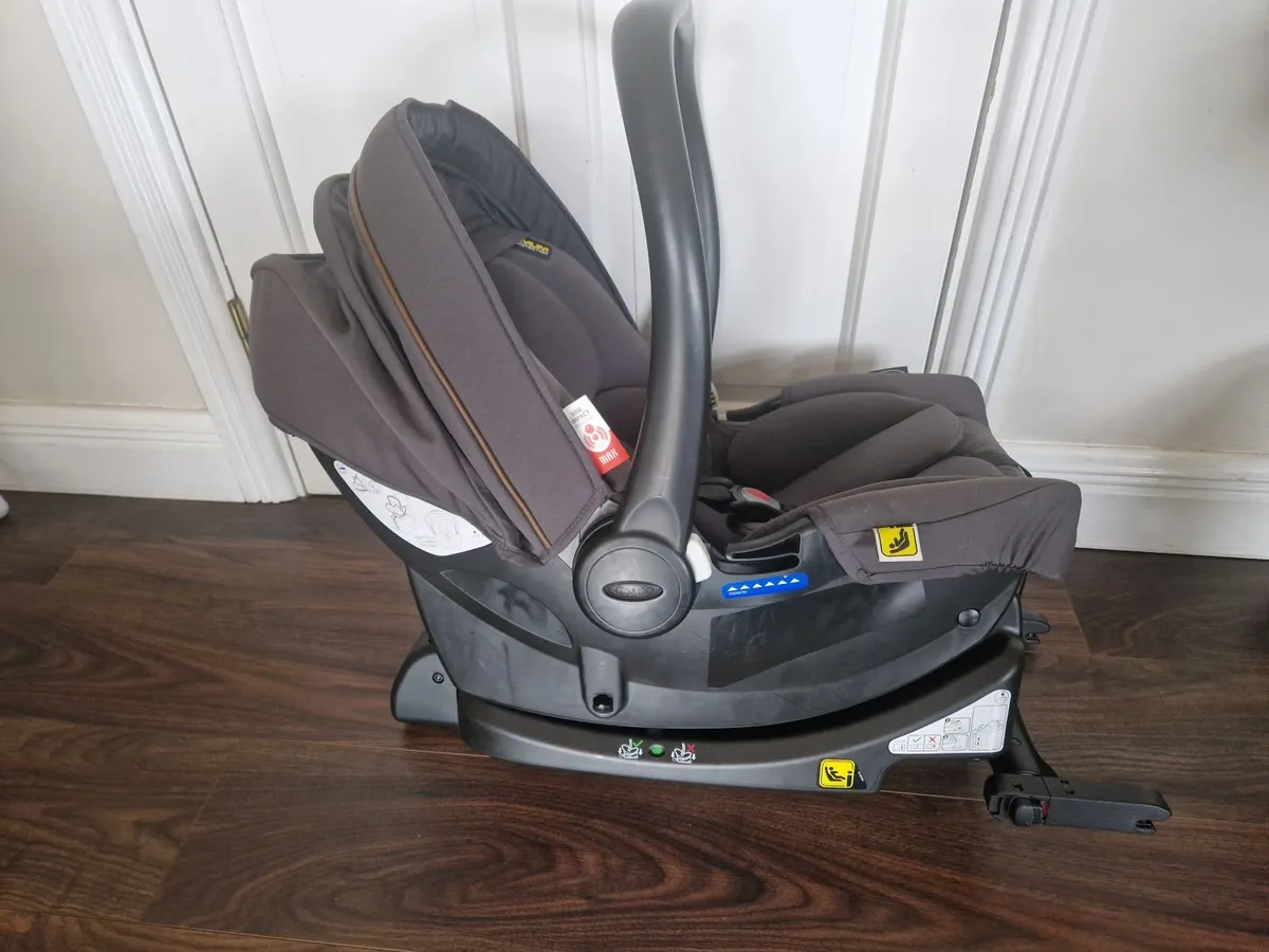 Graco car seat and ISOFIX base - Image 1