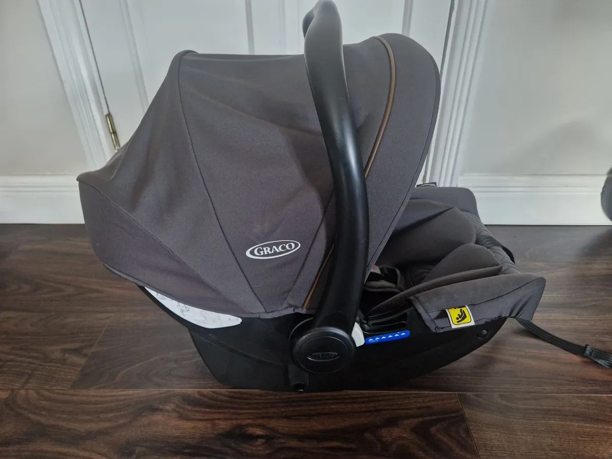 Graco car seat and ISOFIX base - Image 4