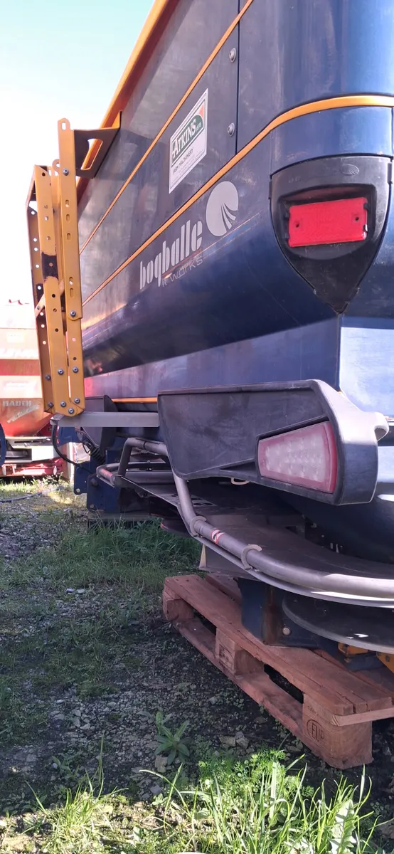 Fertiliser spreader - Image 3