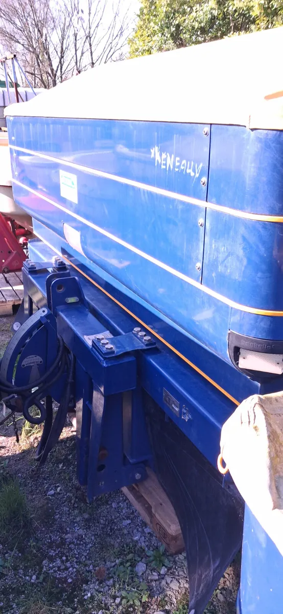 Fertiliser spreader - Image 1