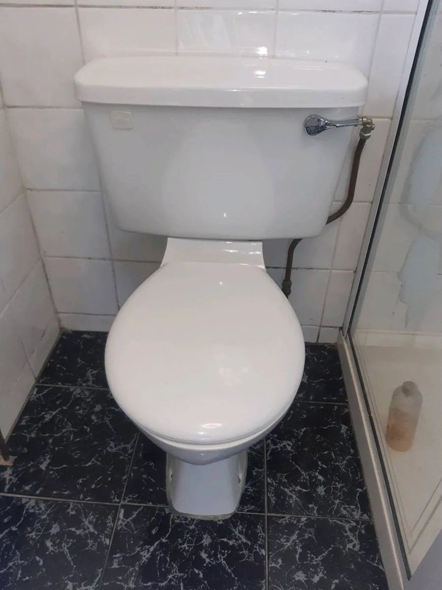 Bathroom suite - Image 1