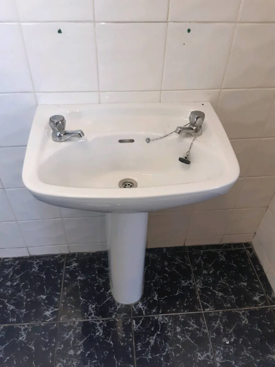 Bathroom suite - Image 3