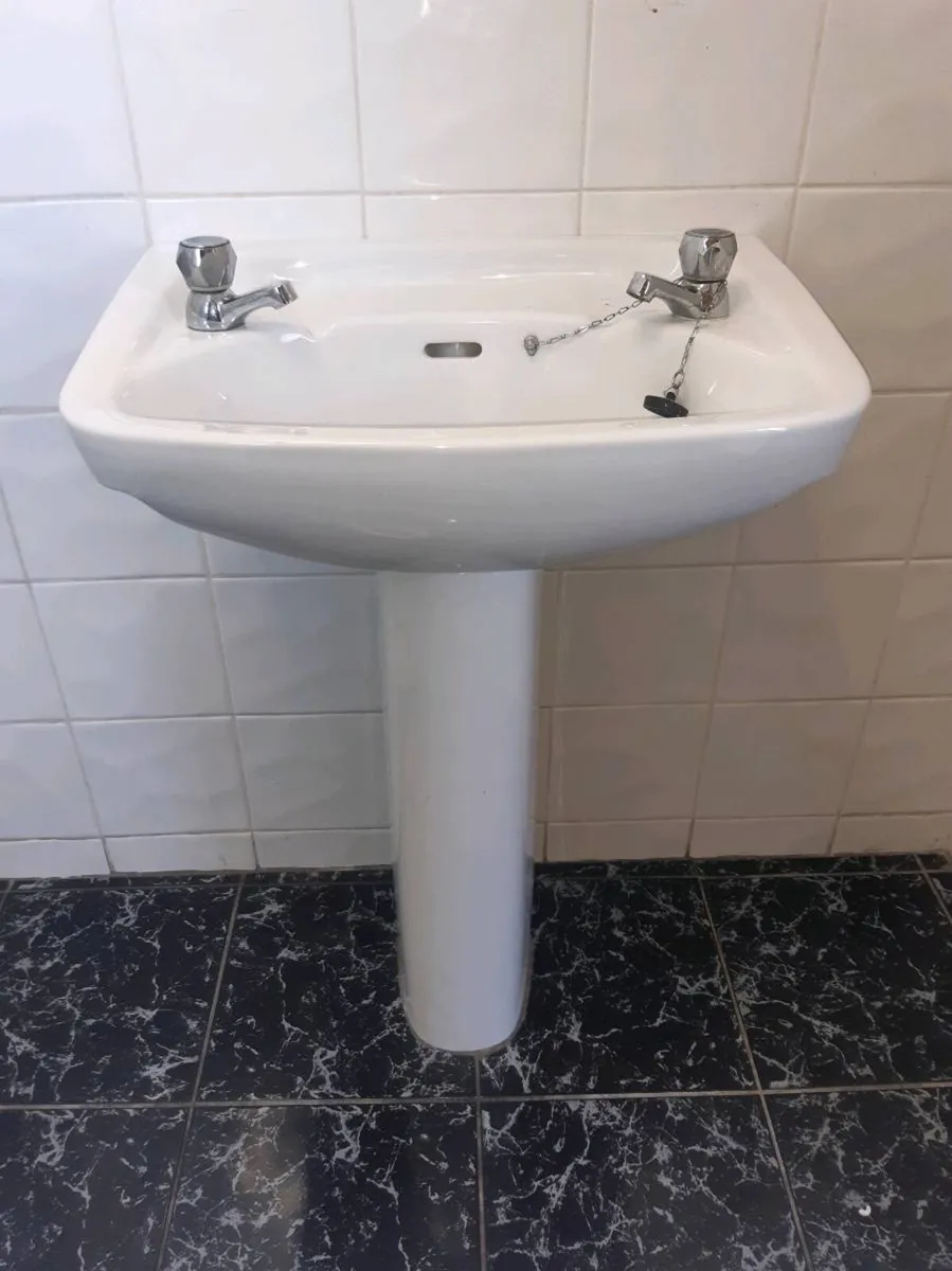 Bathroom suite - Image 4