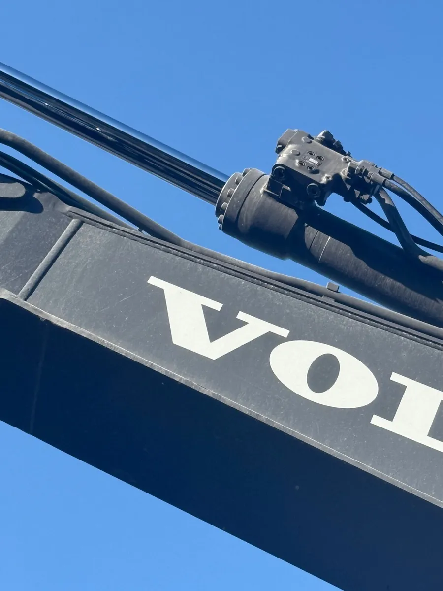 Volvo Ec 220 dl - Image 3