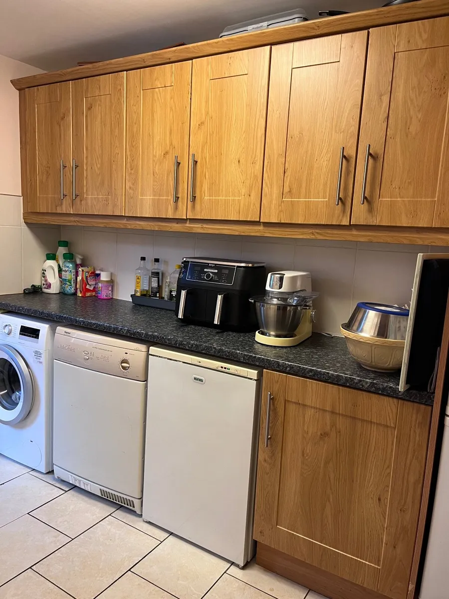 Utility cabinets and integrated dishwasher - Image 4