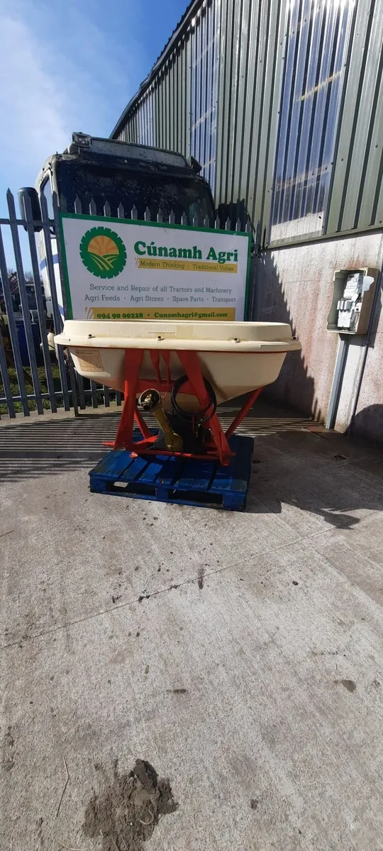 Vicon fertiliser spreader - Image 1