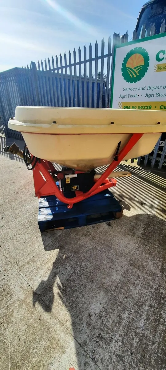Vicon fertiliser spreader - Image 4