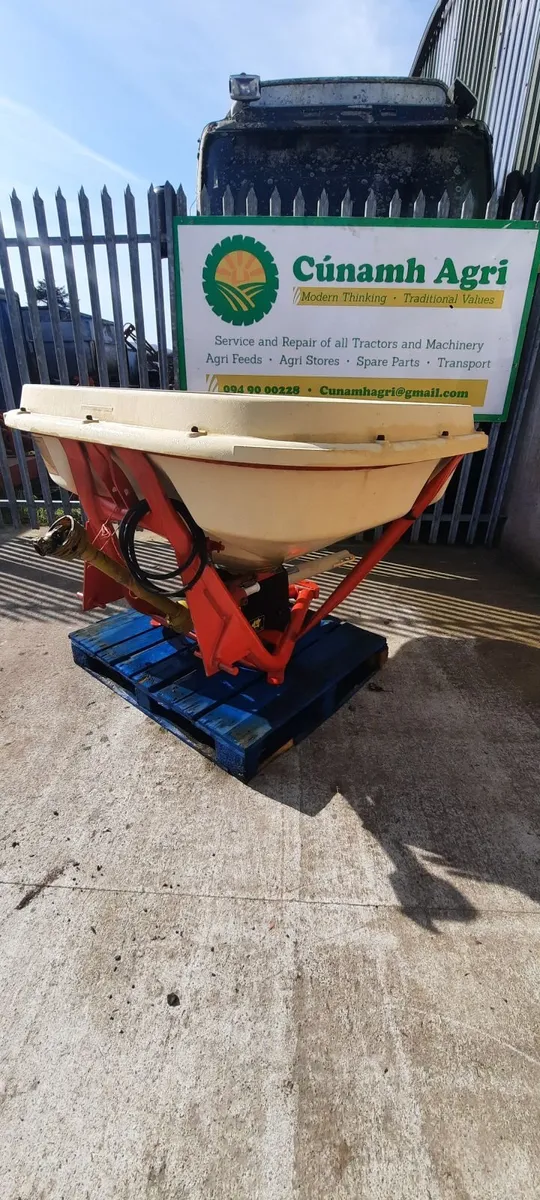 Vicon fertiliser spreader - Image 3
