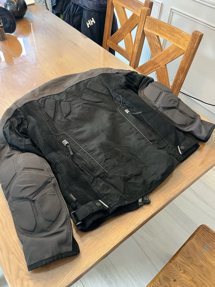 HeinGericke Pros ports Gore-Tex jacket and pants - Image 3