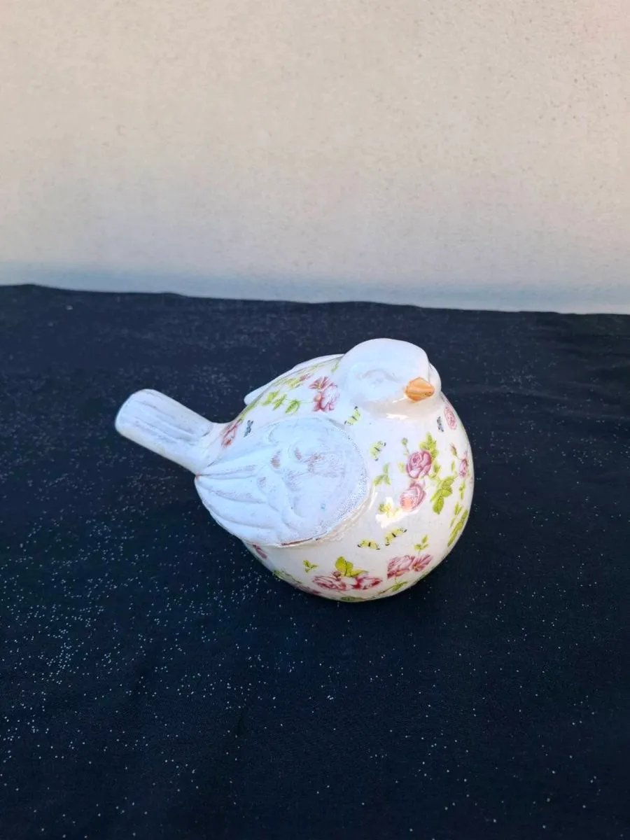 Floral bird statue - Image 1