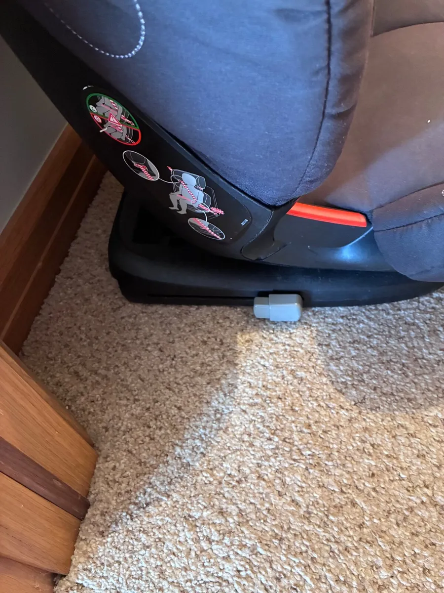 2 maxi cosy car seats (isofix) - Image 3