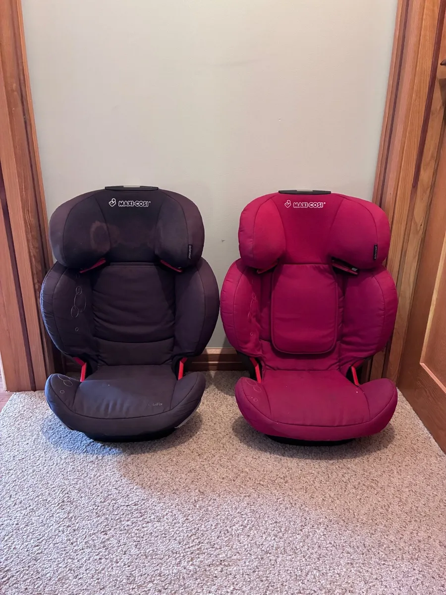 2 maxi cosy car seats (isofix) - Image 1