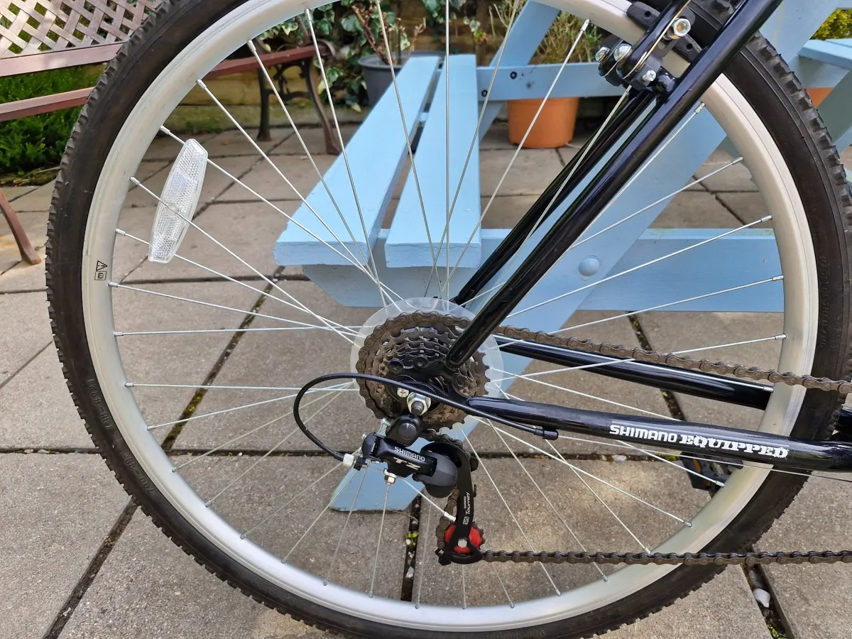 Hybrid bike in as new condition - Image 3