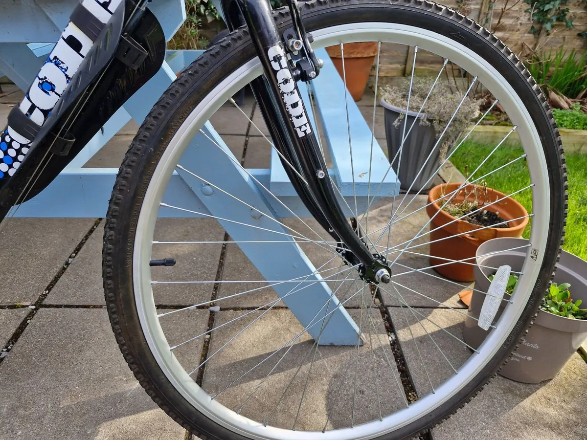 Hybrid bike in as new condition - Image 4