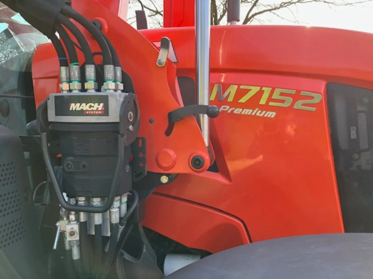 Kubota M7152 Premium c/w MX Loader - Image 4