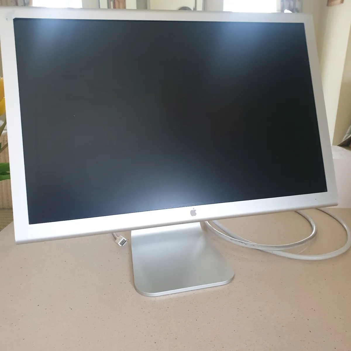 Apple Cinema Display (20” flat panel) & Keyboard - Image 2