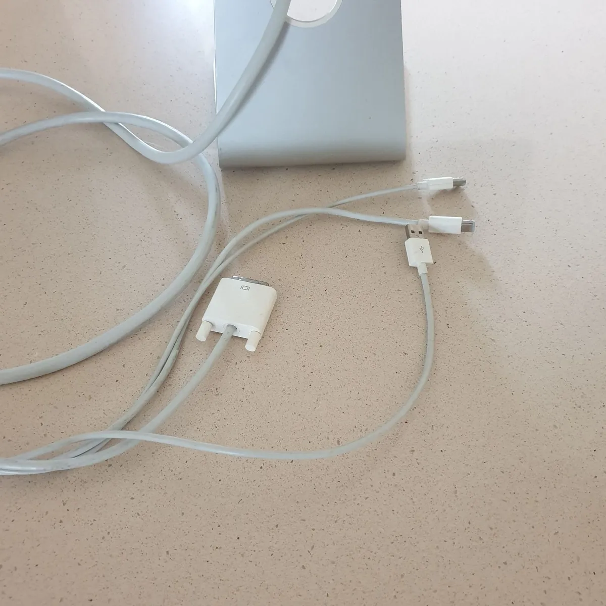 Apple Cinema Display (20” flat panel) & Keyboard - Image 4