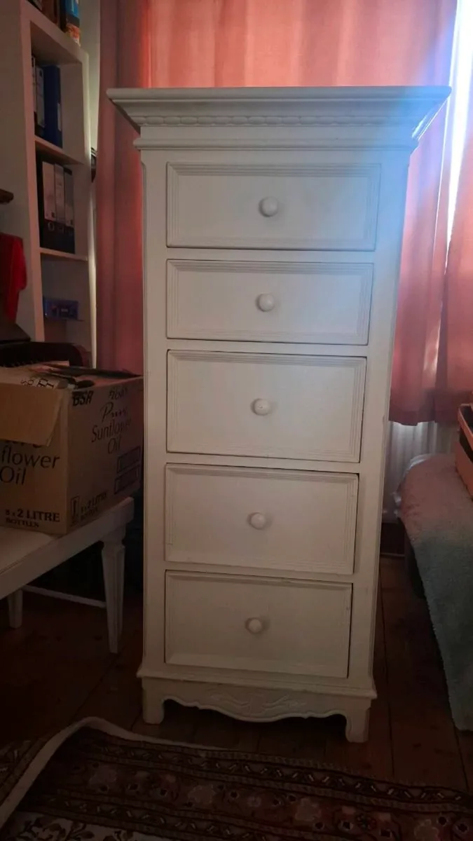 Chest of drawers