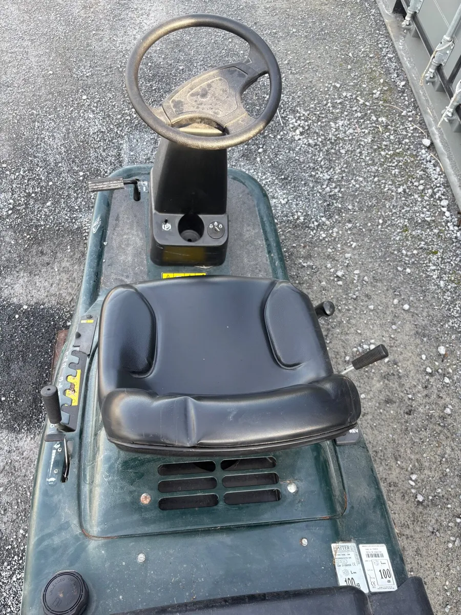 Hayter M10/30 Ride on Lawnmower - Image 2
