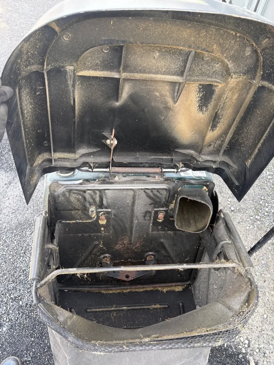 Hayter M10/30 Ride on Lawnmower - Image 3