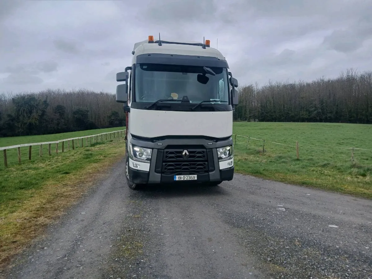 Renault T range 380 caravan transporter - Image 2