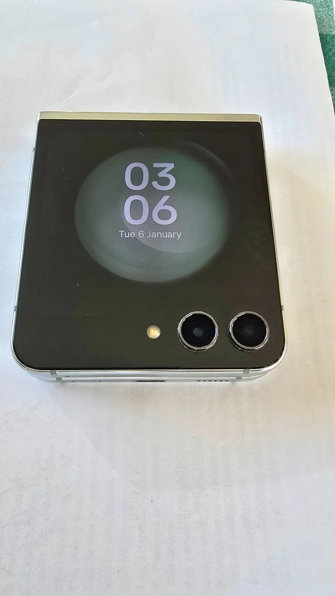 Samsung Galaxy Z Flip5 512GB – Unlocked - Image 2
