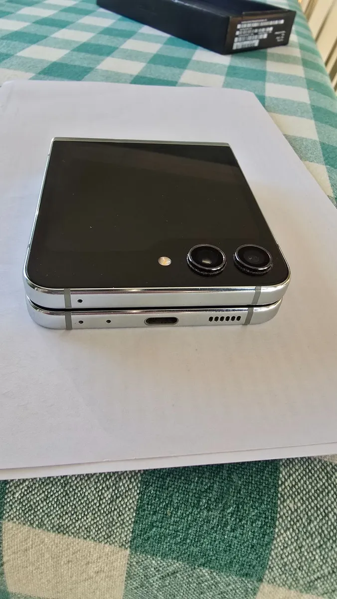 Samsung Galaxy Z Flip5 512GB – Unlocked - Image 3