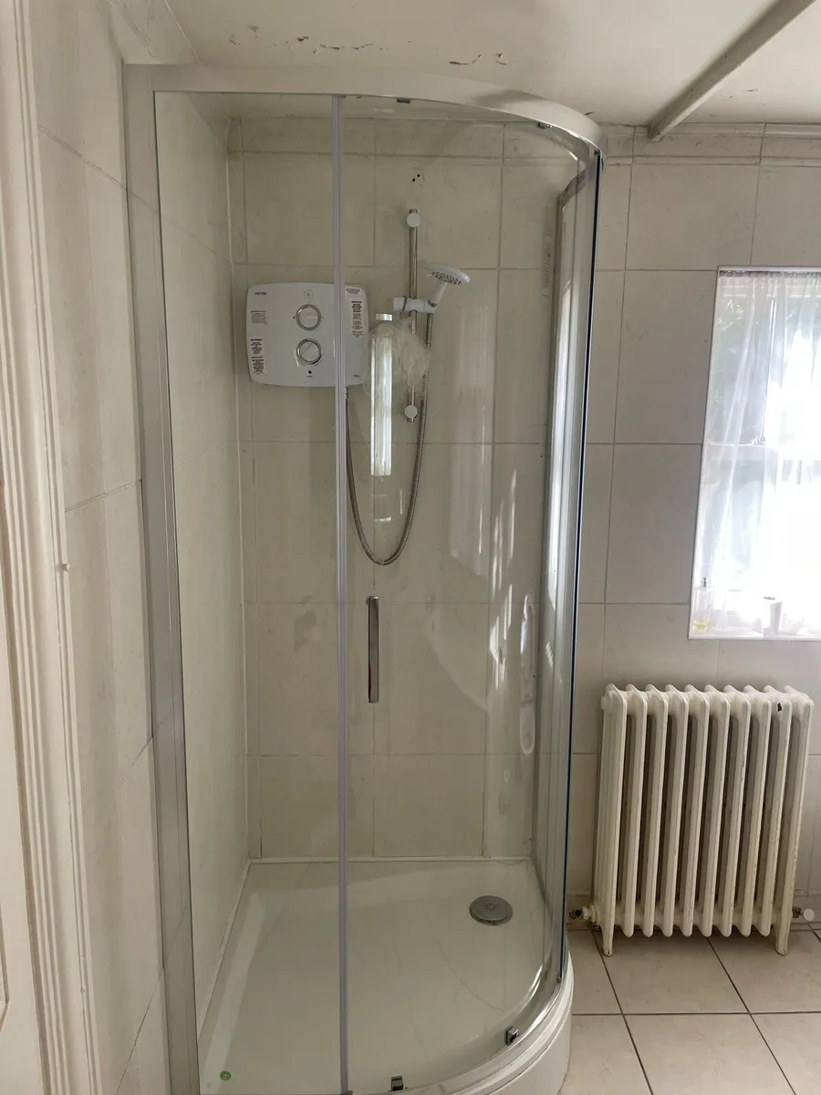 Flair 900 x 900 Quadrant Shower Door - as new. - Image 2