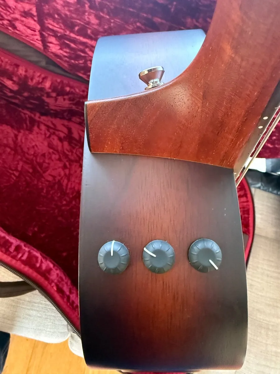 GS Koa mini-e Taylor guitar - Image 3