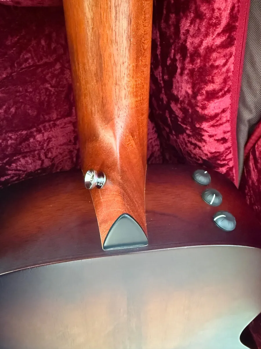 GS Koa mini-e Taylor guitar - Image 4