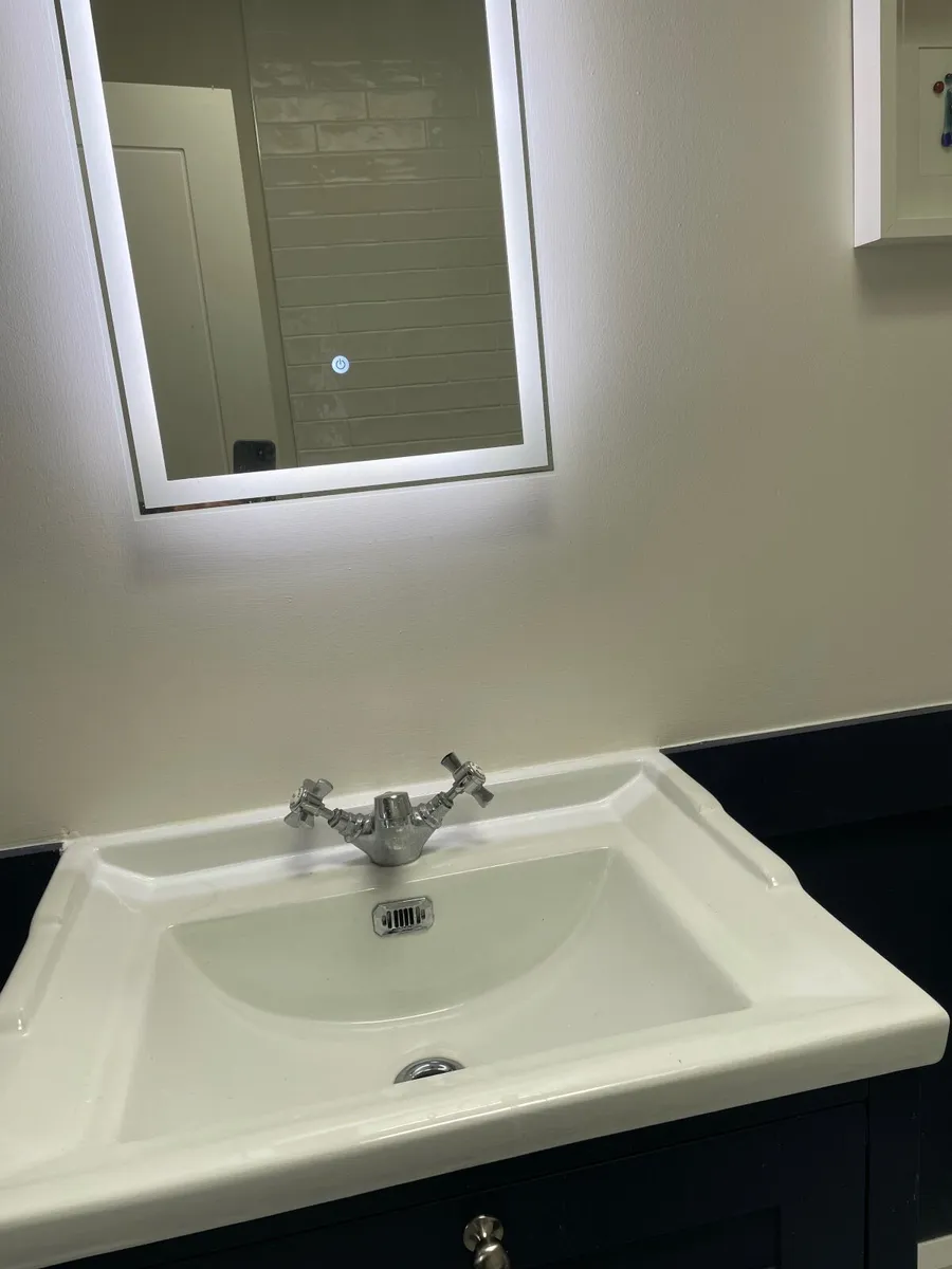Bath, sink, toilet and electric mirror - Image 1