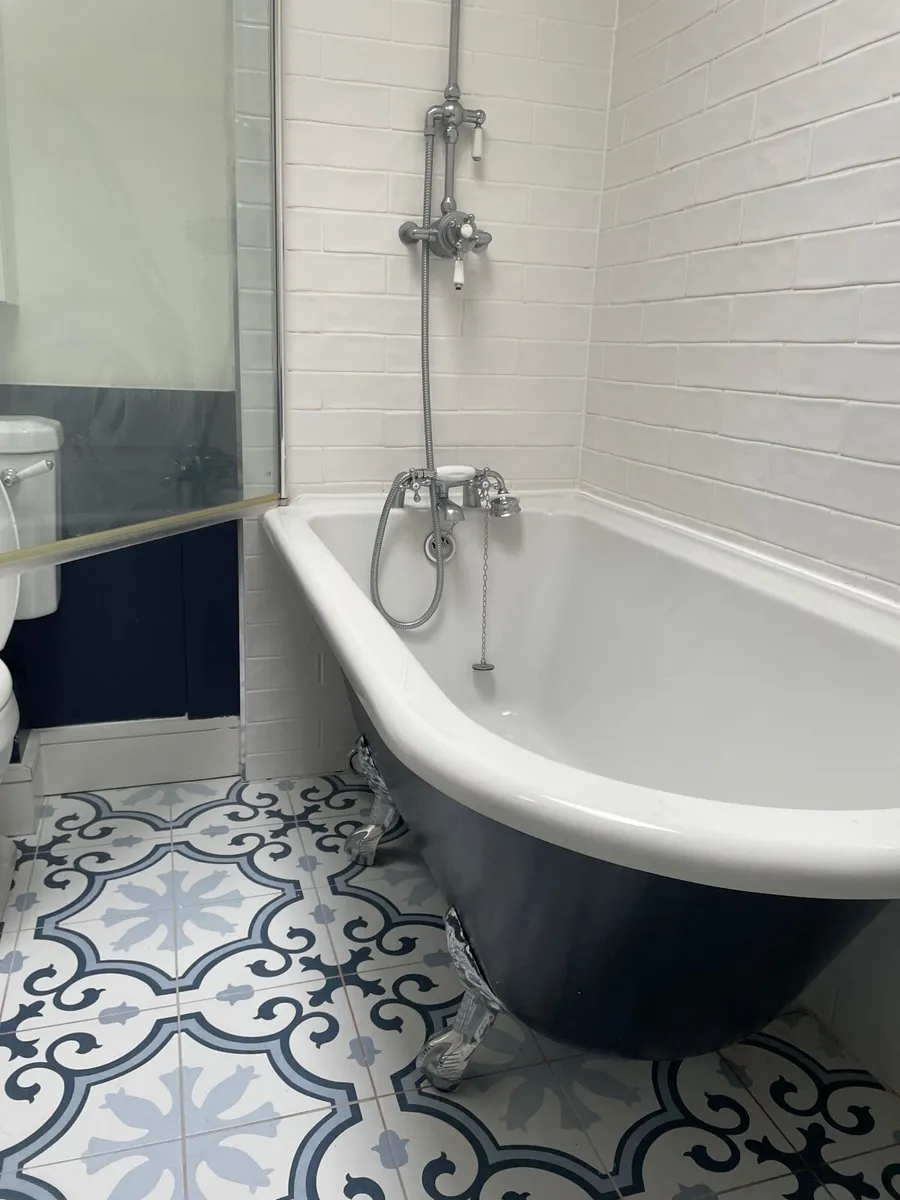 Bath, sink, toilet and electric mirror - Image 2