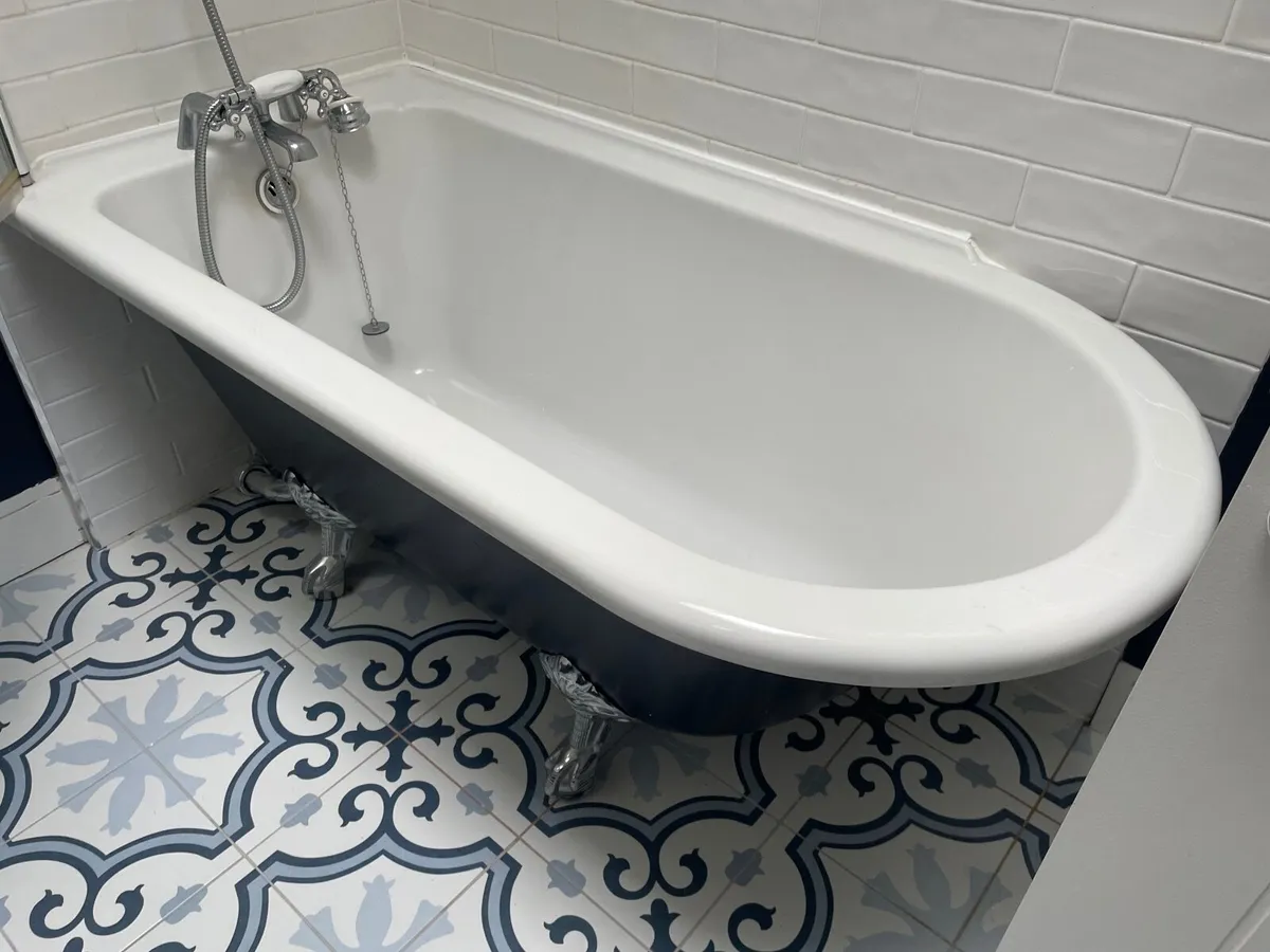 Bath, sink, toilet and electric mirror - Image 3