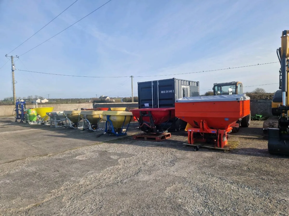 Selection of fertiliser spreaders - Image 1