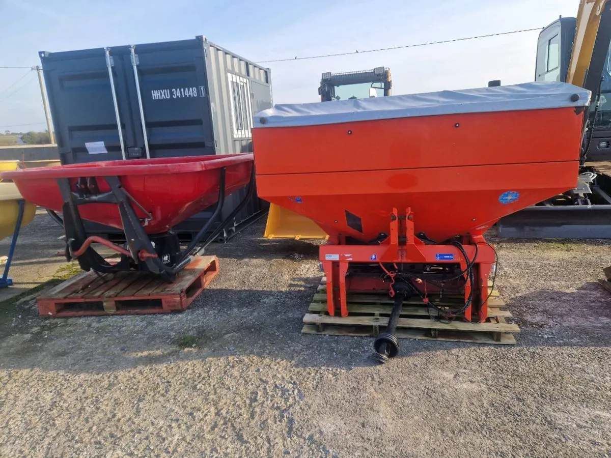 Selection of fertiliser spreaders - Image 2