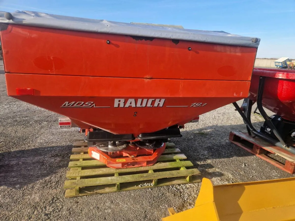 Selection of fertiliser spreaders - Image 3