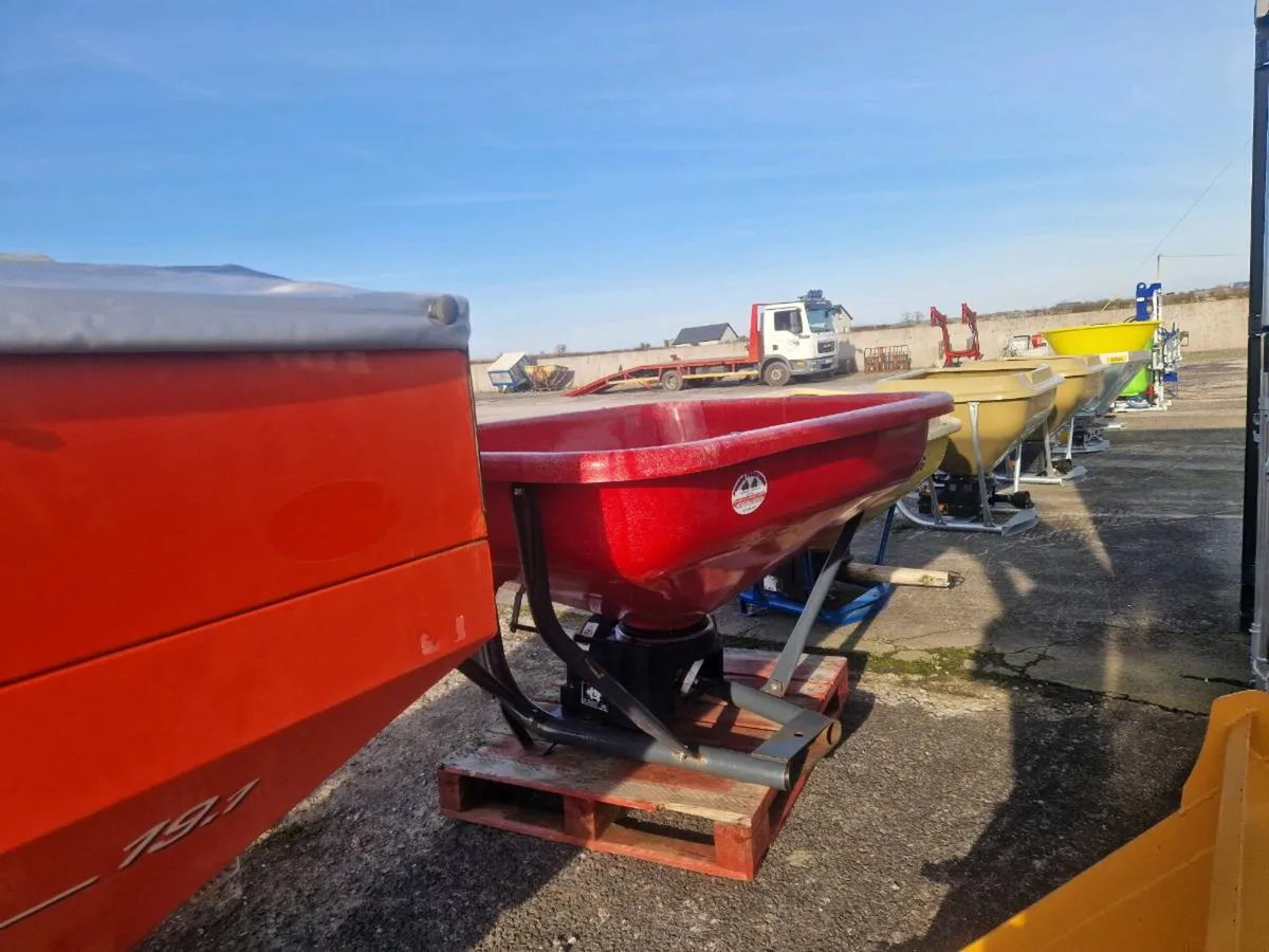 Selection of fertiliser spreaders - Image 4