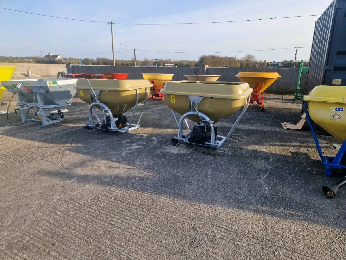 Selection of fertiliser spreaders - Image 1