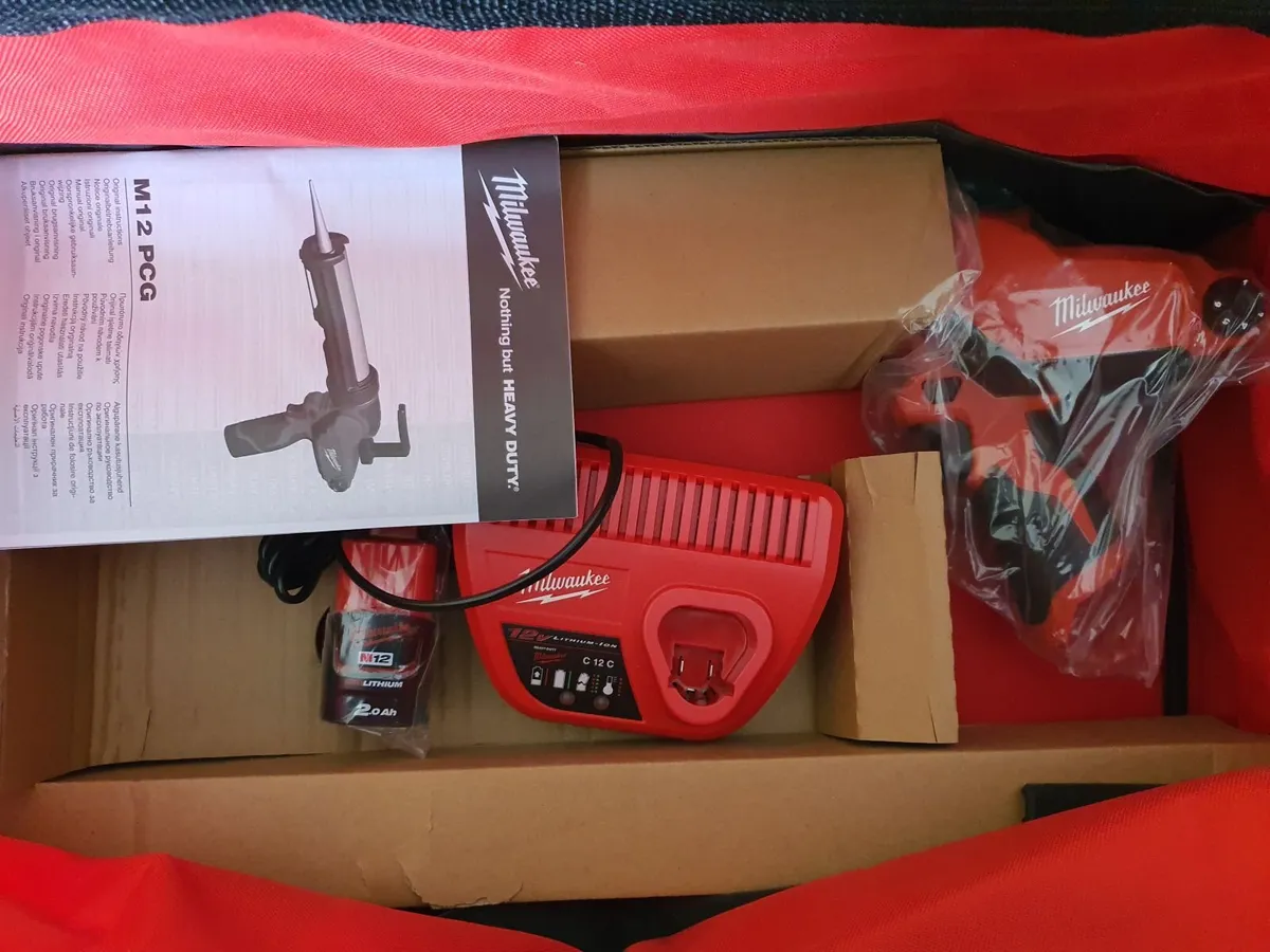 M12 Milwaukee Cordless Caulk Gun kit - Image 3