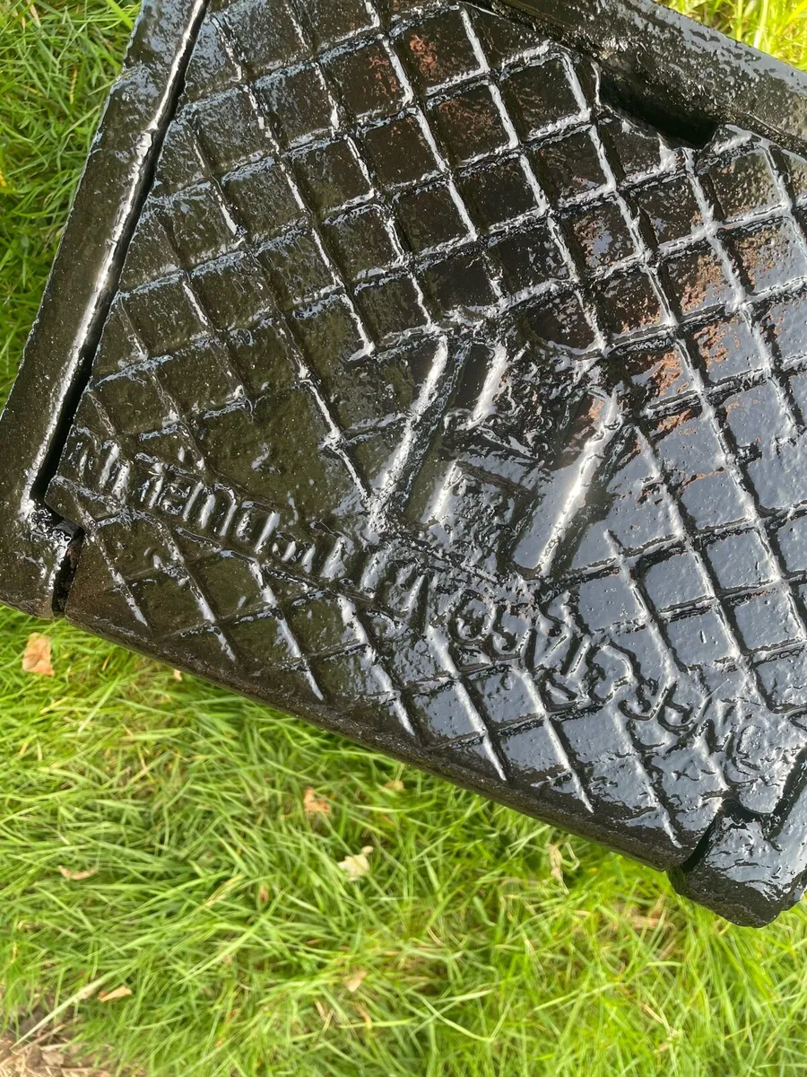 Cast iron pieces - Image 1