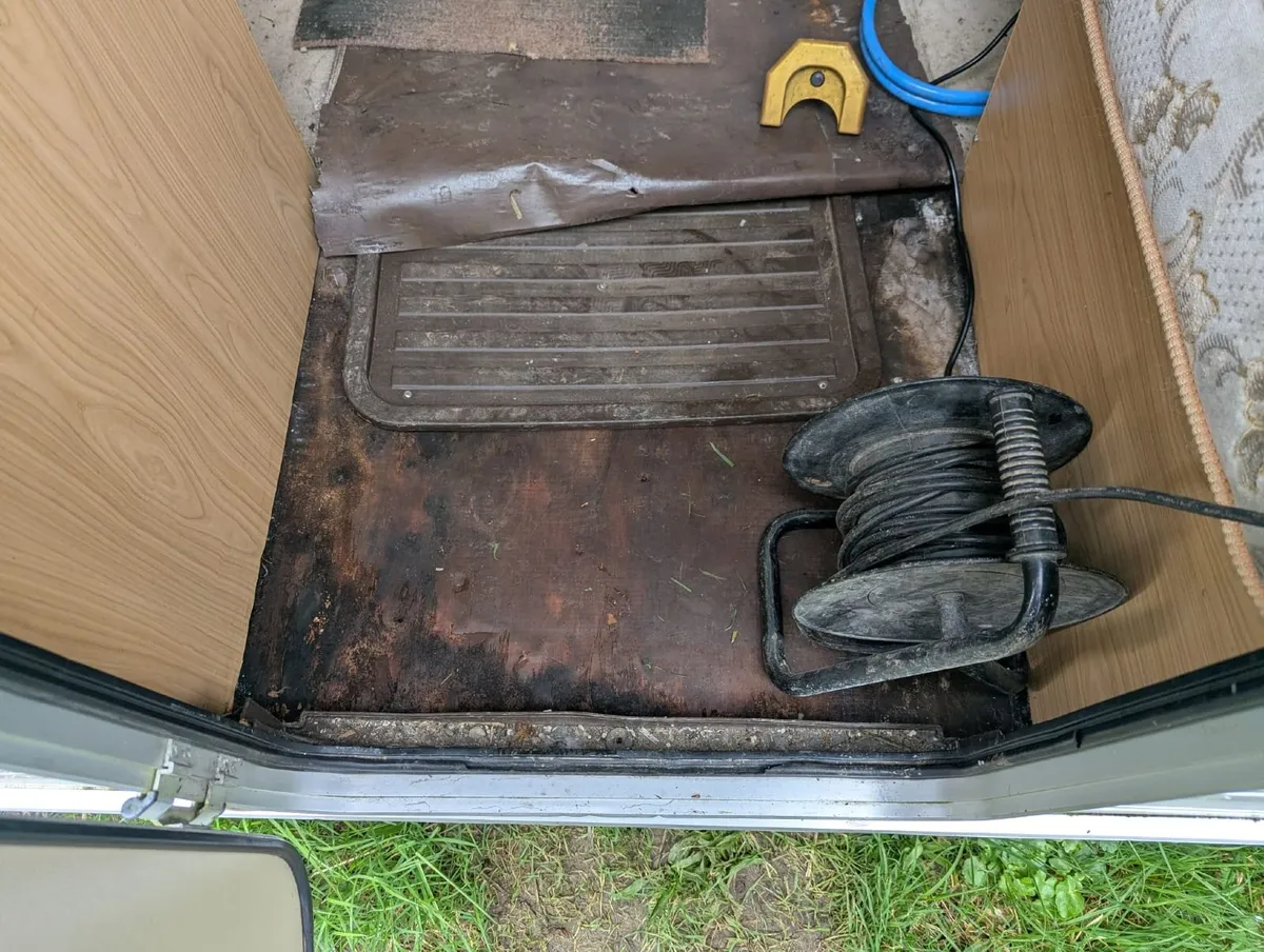 Caravan (faulty/broken) - Image 2