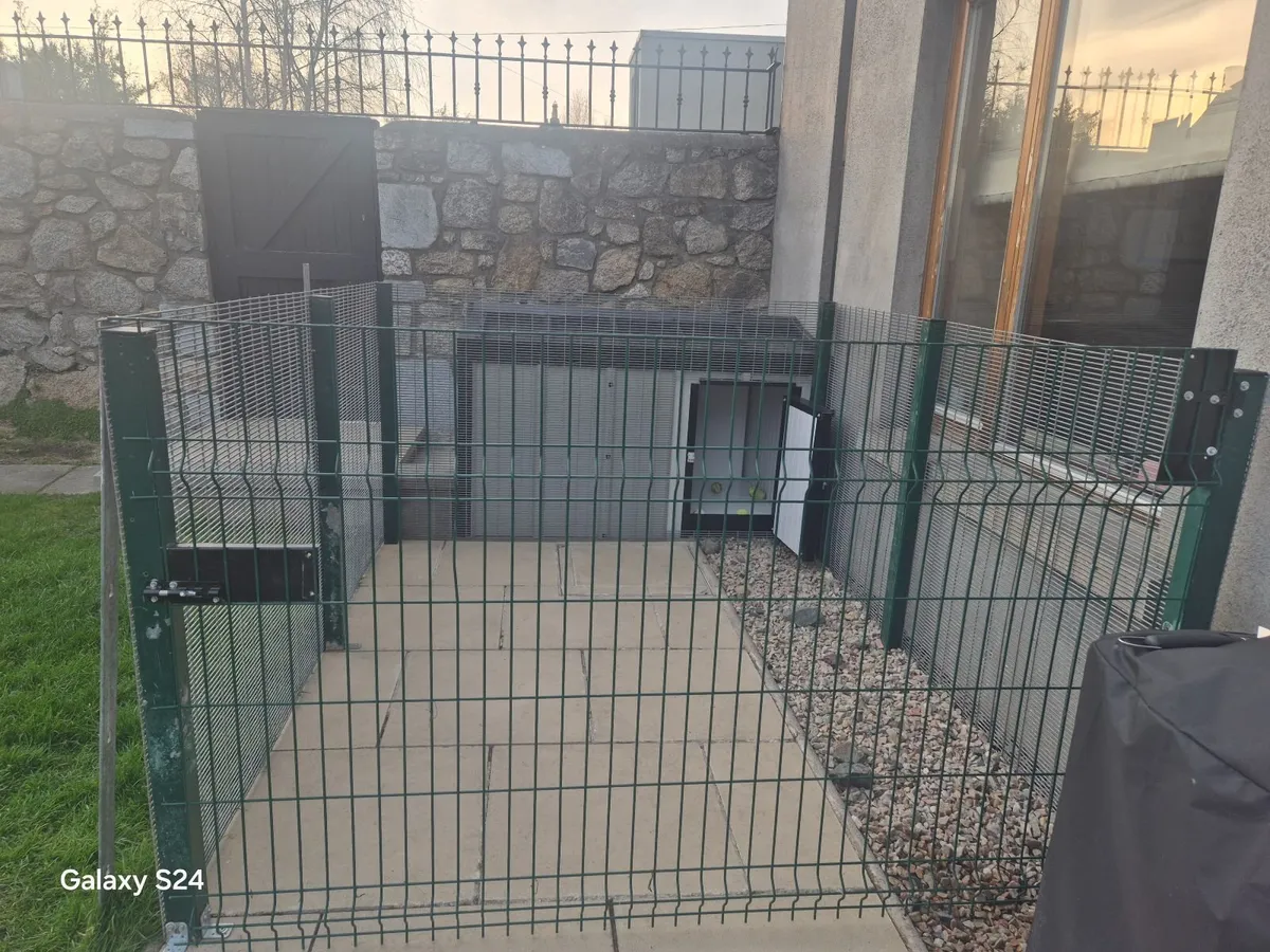 Dog house and Pen - Image 1