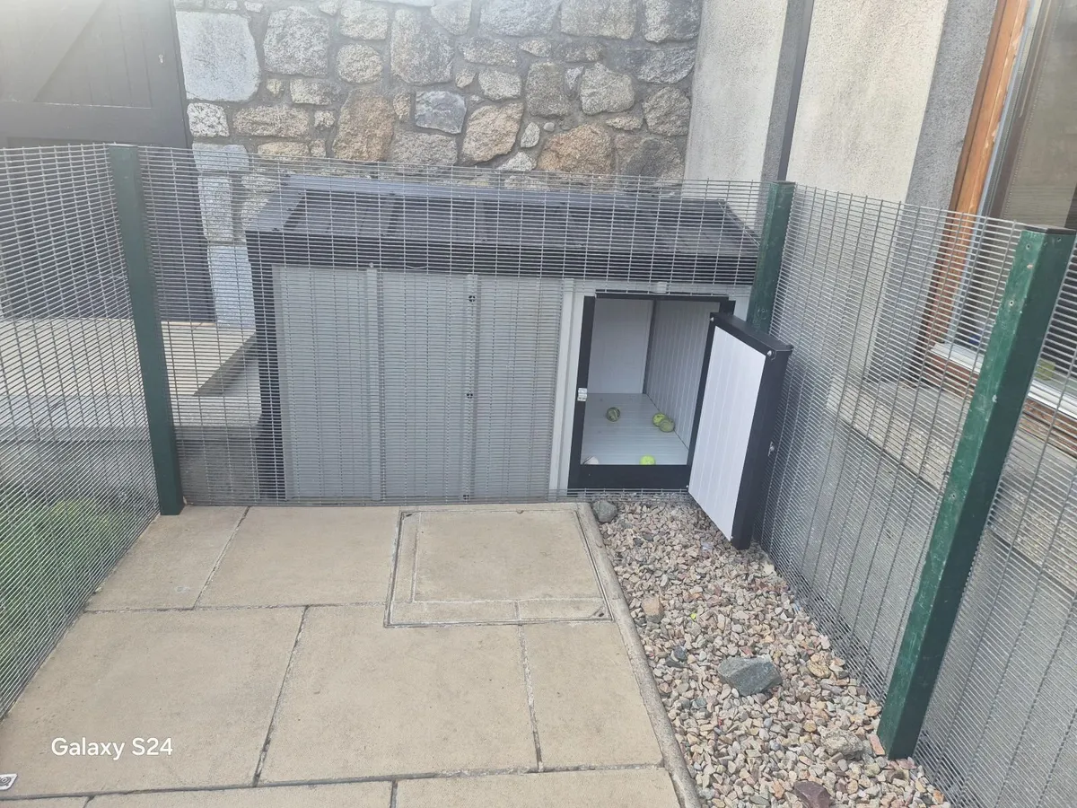 Dog house and Pen - Image 3