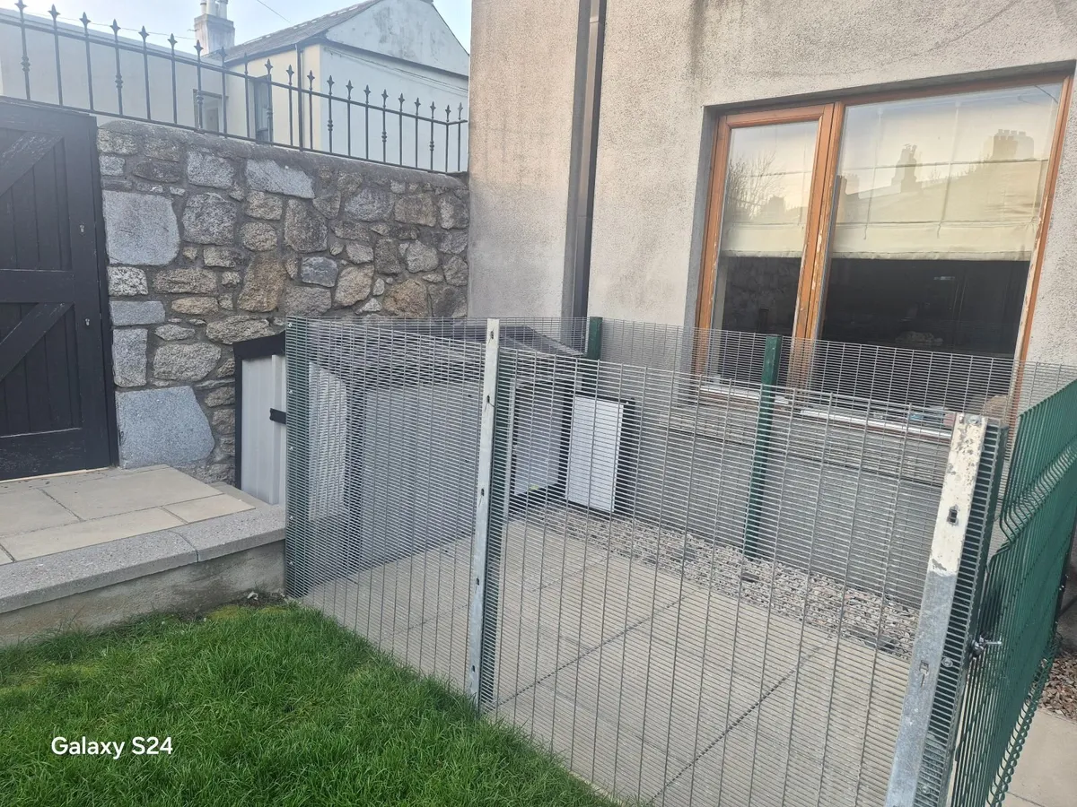 Dog house and Pen - Image 2