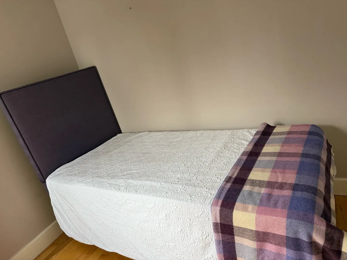 Single bed with headboard/mattress - Image 1