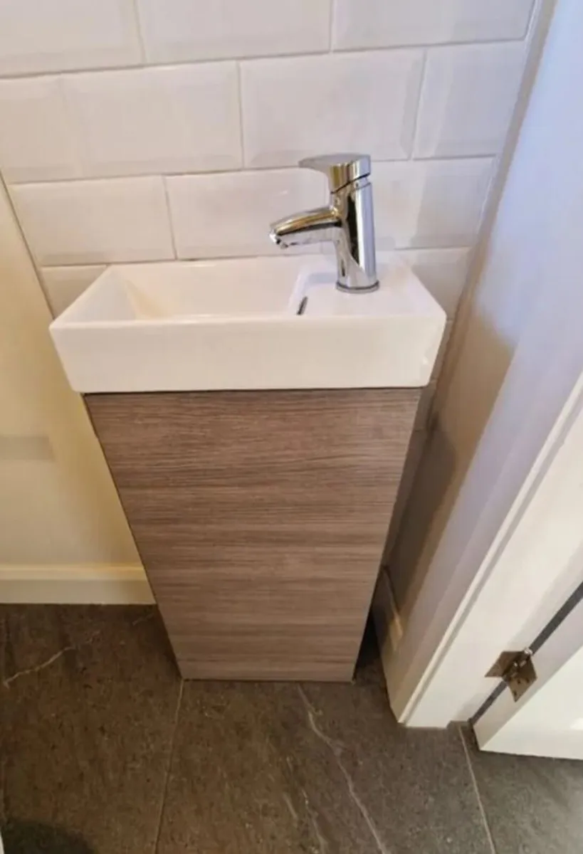 Bathroom sink - Image 1