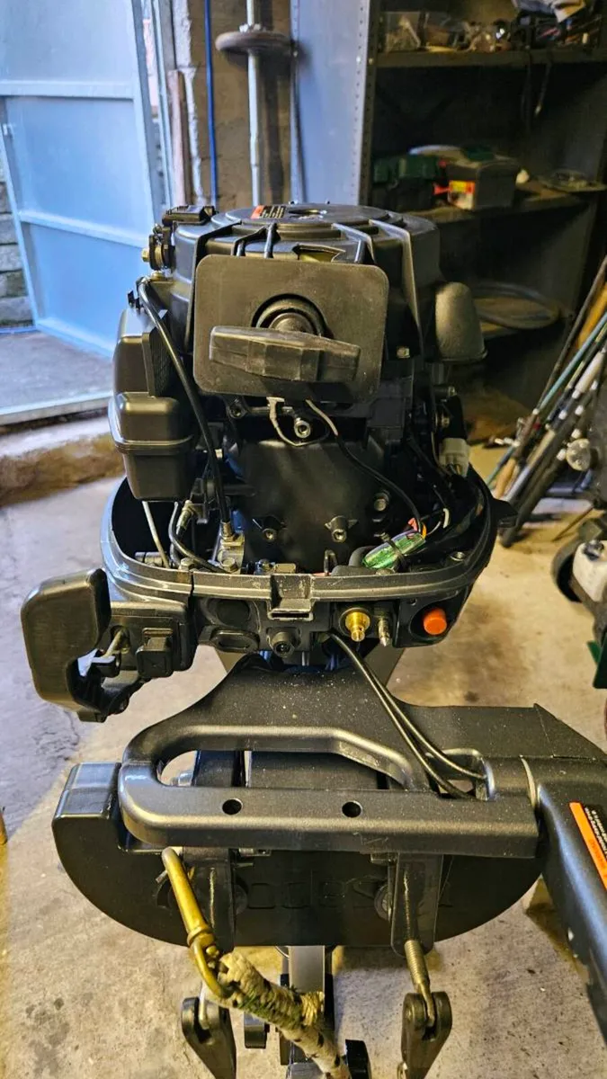 Outboard motor 8hp - Image 3