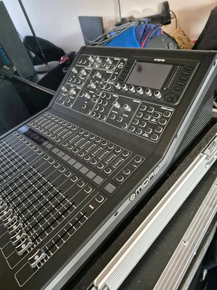 Midas M32R mixing desk - Image 4
