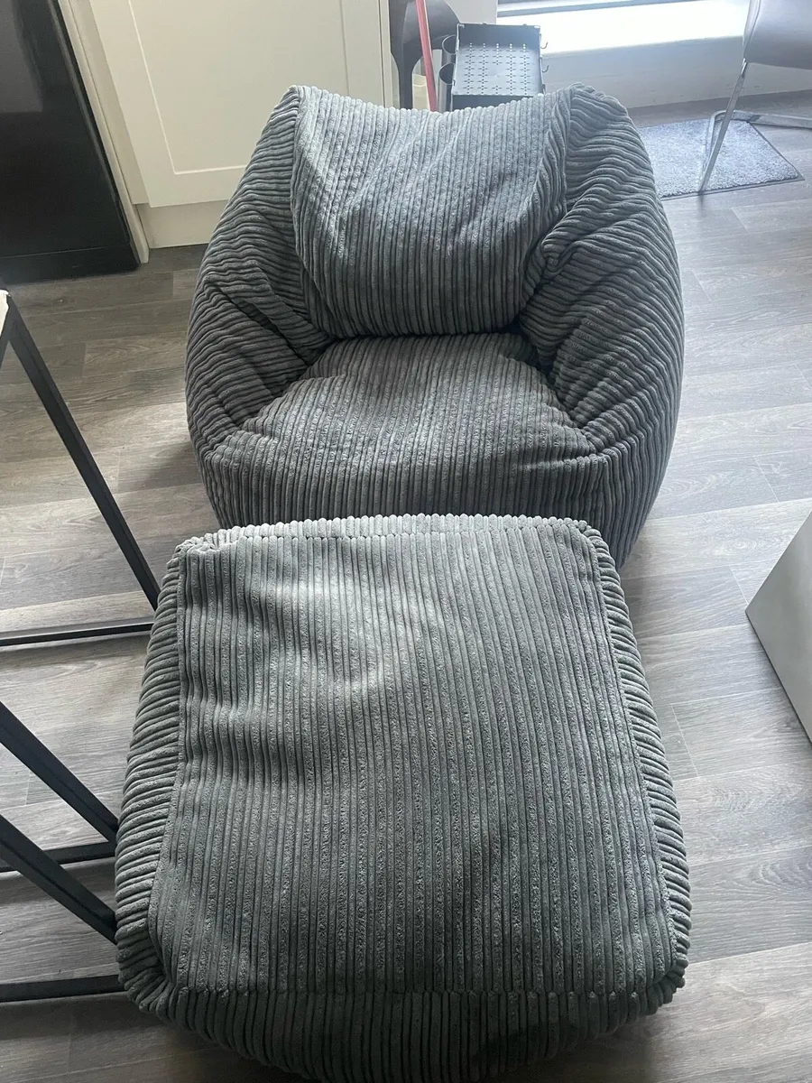 Coffee/Tv table and bean bag seat and foot rest - Image 2